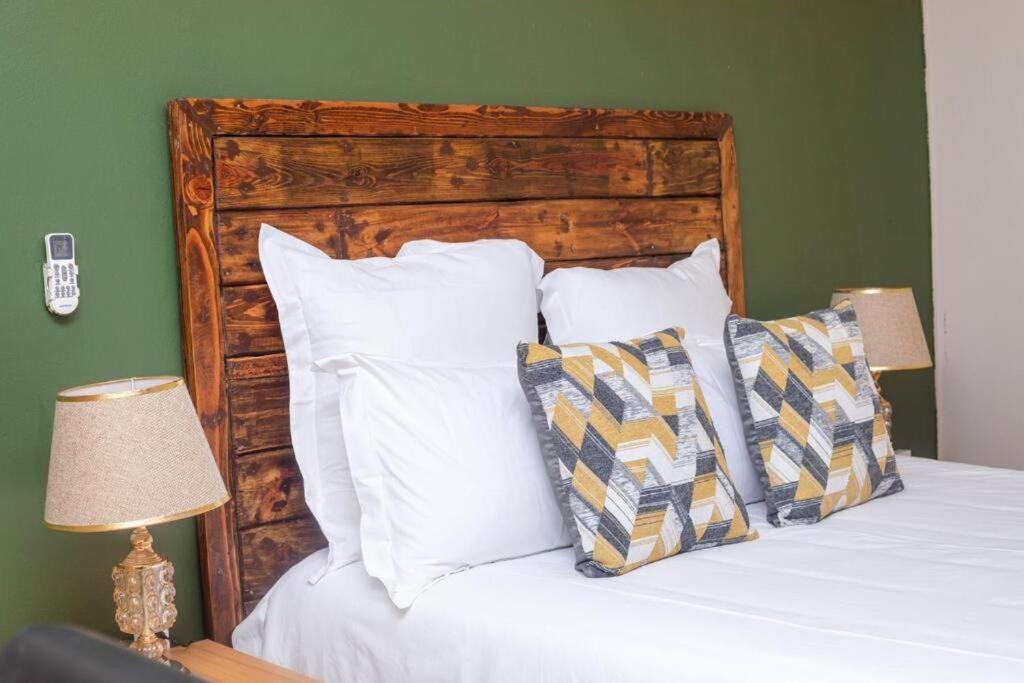 Birdville Bnb Guest House 哈博罗内 外观 照片