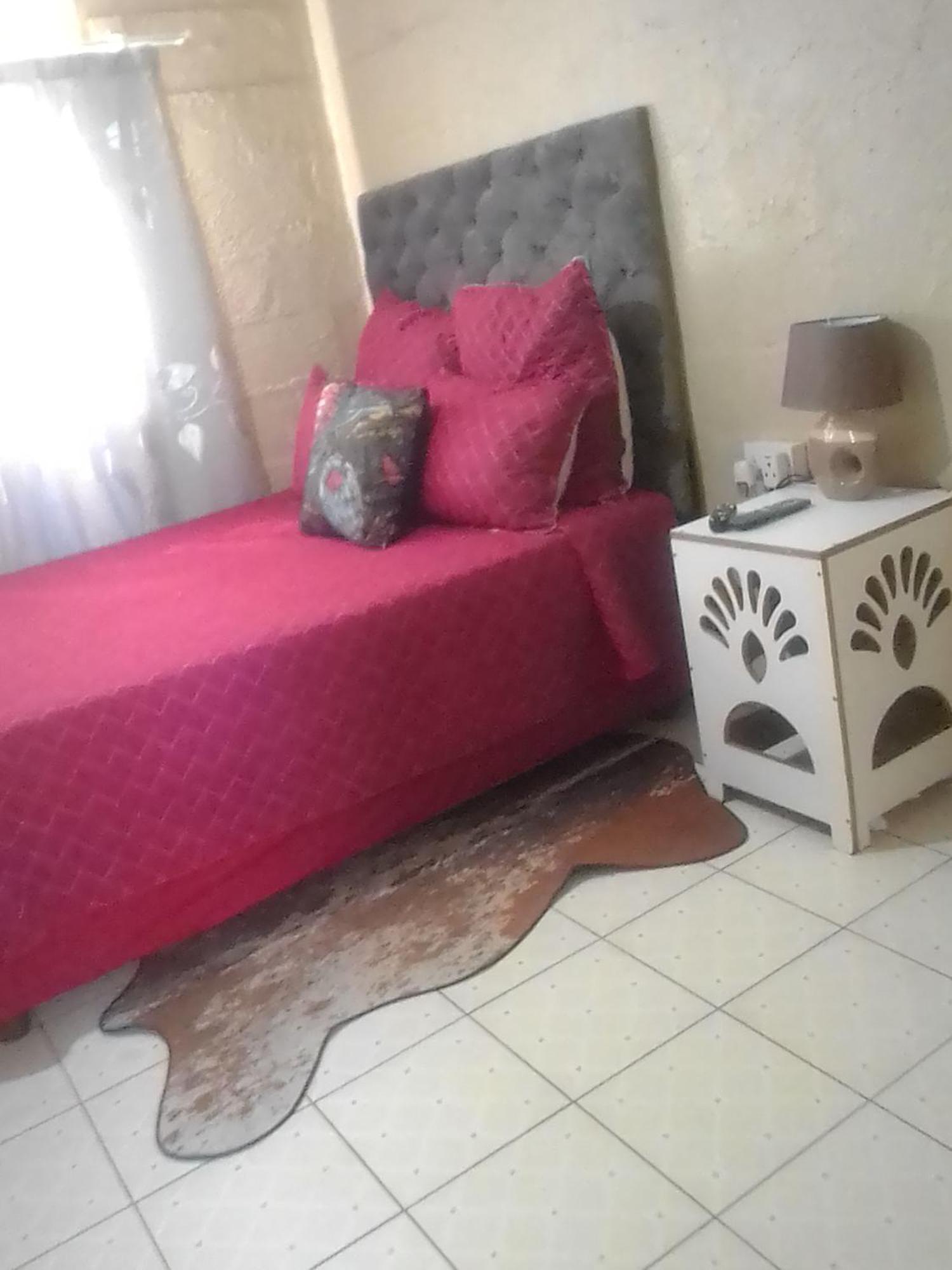 Birdville Bnb Guest House 哈博罗内 外观 照片