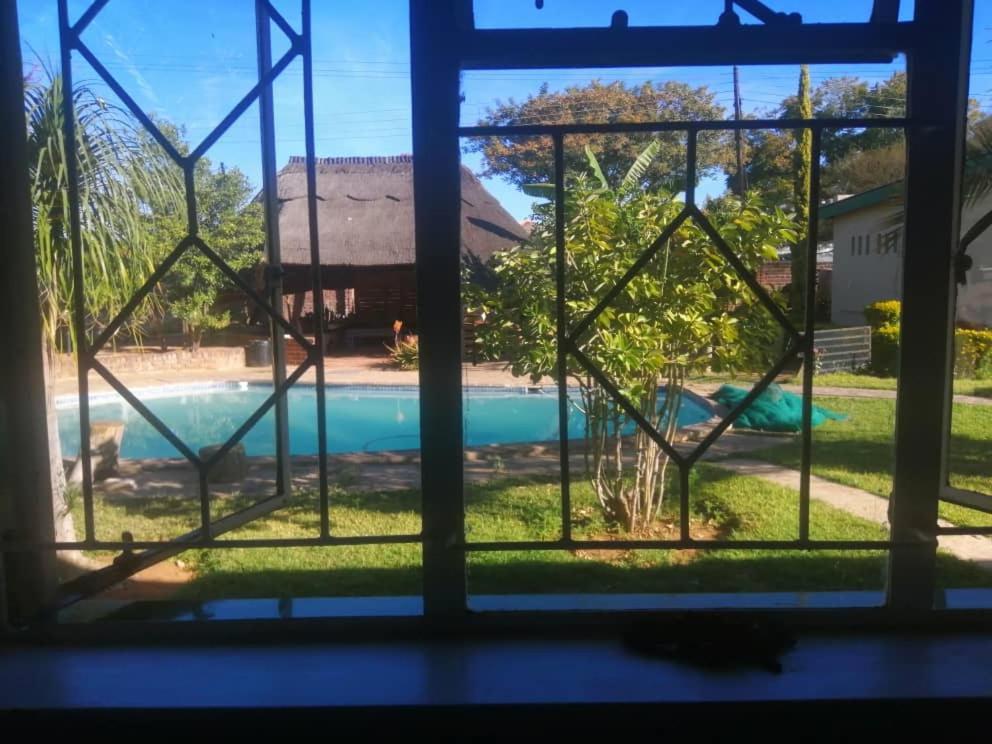 Birdville Bnb Guest House 哈博罗内 外观 照片