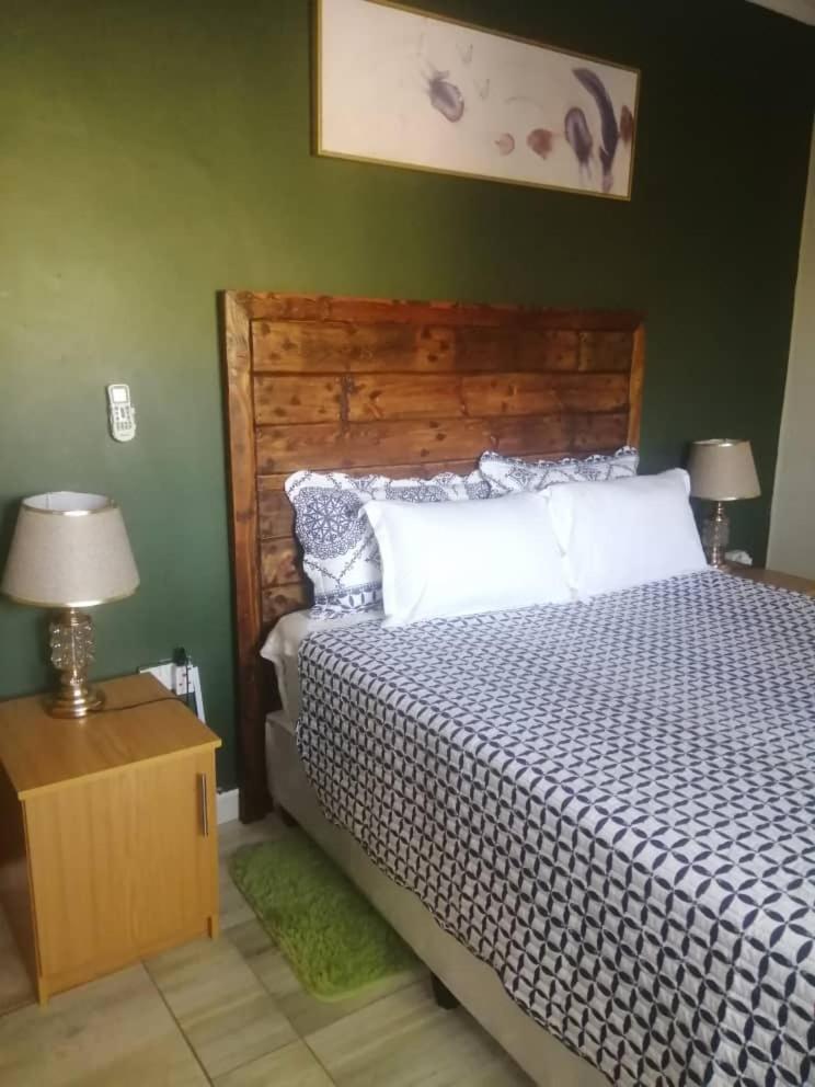 Birdville Bnb Guest House 哈博罗内 外观 照片